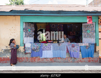 Zwei Frauen altersgemischte in die typische einheimische Kleidung auf dem Markt in Guatemala Stockfoto