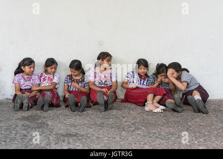 Bunte Schulmädchen in Maya-Uniform, Lake Atitlan, Guatemala Stockfoto