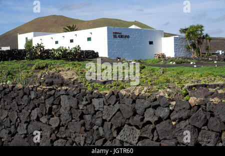 Bodega El Grifo mit angeschlossenen Weinmuseum, Weingut in La Geria, Lanzarote, Kanarische Inseln, Spanien, Europa Stockfoto