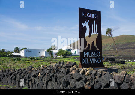 Bodega El Grifo mit angeschlossenen Weinmuseum, Weingut in La Geria, Lanzarote, Kanarische Inseln, Spanien, Europa Stockfoto