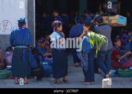 Mehrere Frauen altersgemischte in die typische einheimische Kleidung auf dem Markt in Guatemala Stockfoto