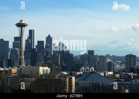 SEATTLE, WASHINGTON, USA - 24. Januar 2017: Seattle Skyline Panorama von Kerry Park tagsüber Licht mit Mount Rainier im Hintergrund gesehen. Seattle ist die größte Stadt im Bundesstaat Washington und dem pazifischen Nordwesten Nordamerikas Stockfoto