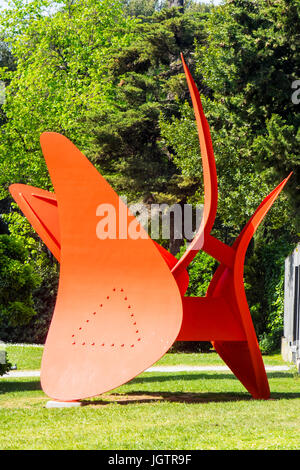 Rote Metall Skulptur, 4 Flügel von Alexander Calder auf dem Display außerhalb der Fundacio Joan Miro, Montjuic, Barcelona Spanien. Stockfoto