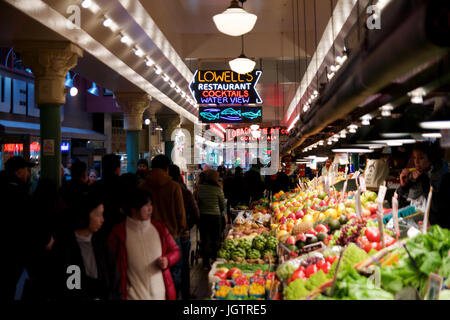 SEATTLE, WASHINGTON, USA - 24. Januar 2017: Gemüse zum Verkauf in der hohen Stände auf dem Pike Place Market. Diese Bauernmarkt ist eine berühmte Sehenswürdigkeit in der Innenstadt. Stockfoto