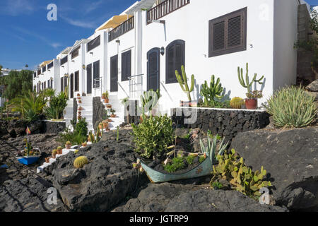 Angeln Häuser dekoriert mit Lava Vorgarten am Fischerhafen La Tinosa bei Puerto del Carmen, Lanzarote, Kanarische Inseln, Spanien, Europa Stockfoto