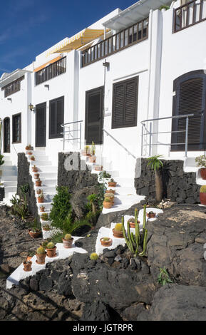 Angeln Häuser dekoriert mit Lava Vorgarten am Fischerhafen La Tinosa bei Puerto del Carmen, Lanzarote, Kanarische Inseln, Spanien, Europa Stockfoto