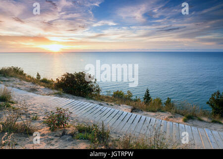 Sonnenuntergang über dem Lake Michigan glänzt Boardwalk Empire Bluff unterwegs in der Nähe von Empire Michigan. Dieser Wanderweg mit Blick auf Sleeping Bear Dunes Stockfoto