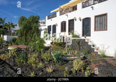 Angeln Häuser dekoriert mit Lava Vorgarten am Fischerhafen La Tinosa bei Puerto del Carmen, Lanzarote, Kanarische Inseln, Spanien, Europa Stockfoto