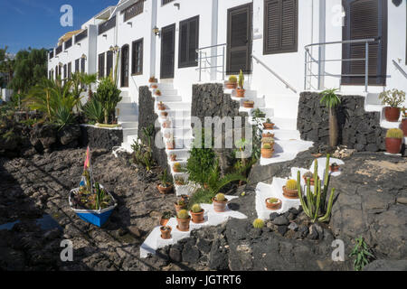 Angeln Häuser dekoriert mit Lava Vorgarten am Fischerhafen La Tinosa bei Puerto del Carmen, Lanzarote, Kanarische Inseln, Spanien, Europa Stockfoto