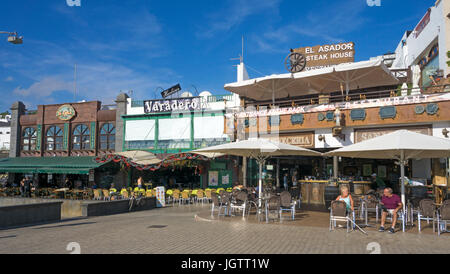 Touristische Restaurants am Fischerhafen La Tinosa, Puerto del Carmen, Lanzarote, Kanarische Inseln, Spanien, Europa Stockfoto