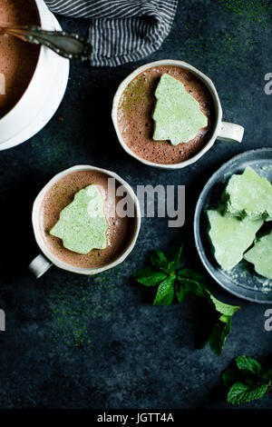 Green Matcha Marshmallows auf frischer Minze heißer Kakao Stockfoto