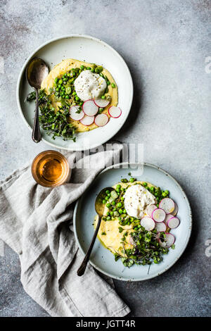 Frühling Polenta Burrata Schalen Stockfoto