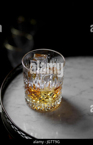 Cognac in einem Tumbler auf einem Tisch Stockfoto