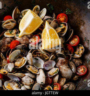 Vongole Muscheln Muscheln mit Tomaten und Petersilie in Pfanne Nahaufnahme Stockfoto