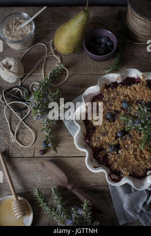 Heidelbeere, Birne und Blackberry crumble Stockfoto