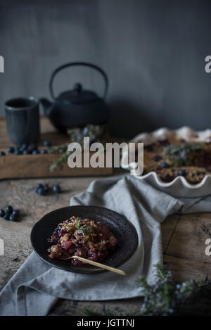 Heidelbeere, Birne und Blackberry crumble Stockfoto