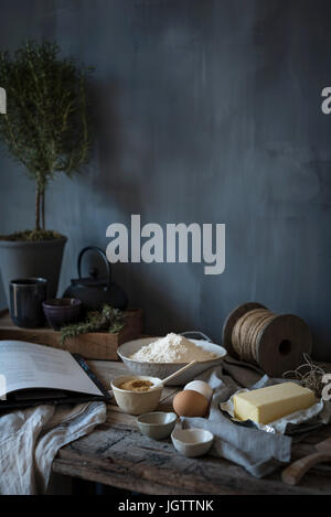 Butter, braunem Zucker und Mehl Zutaten auf einem rustikalen Tisch Stockfoto