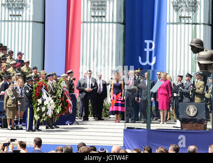 Präsident Donald Trump kommt auf der Bühne am Warschauer Aufstand Denkmal in Krasinski Platz 6. Juli, wo er seine Rede über USA und polnische militärische und wirtschaftliche Beziehungen zu Tausenden von polnischen Bürgern und Besuchern geliefert. Battle Group Polen Soldaten reisten aus Truppenübungsplatz Bemowo Piskie nach Warschau, um den ersten Besuch des Präsidenten in Polen zu besuchen. (US Armee-Foto von Spc. Kevin Wang/freigegeben) Stockfoto