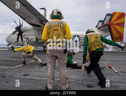 170706-N-TJ319-254-Atlantik (6. Juli 2017) startet eine C-2A Greyhound befestigt, die Rohhäute von Flotte Logistics Support Squadron (VRC) 40 aus dem Flugdeck des Flugzeugträgers USS Dwight D. Eisenhower (CVN 69)(Ike). Ike ist im Gange der Phase der Erhaltung von der optimierten Flotte Antwort planen (OFRP). (Foto: U.S. Navy Masse Kommunikation Spezialist Seemann Jessica L. Dowell) Stockfoto