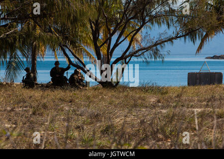 Marines mit Lima Unternehmen, Battalion Landing Team, 3. Bataillon, 5. Marines, 31. Marine Expeditionary Unit, Post-Sicherheit bei Australian Defence Force Cowley Beach Trainingsbereich während einer amphibischen RAID-Probe im Rahmen von Talisman Saber 17, 8. Juli, ist 2017.Talisman Saber eine Biennale Übung zur Verbesserung die Interoperabilität zwischen australische und amerikanische Truppen. Der 31. MEU nimmt Teil in Talisman Saber 17 während auf seiner regelmäßigen Patrouille der Indo-Pazifik Region bereitgestellt. (U.S. Marine Corps Foto von Lance Cpl. Jonah Baase/freigegeben) Stockfoto