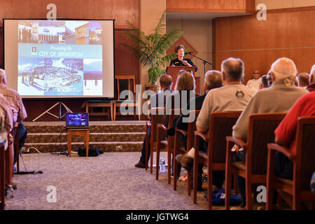 170708-N-SH284-010 BREMERTON, Washington (8. Juli 2017) Bürgermeister Patty Lent, Bremerton Bürgermeister, Adressen das Publikum bei einem militärischen Rentner-Seminar im Jackson Park Community Center statt. Das Seminar, gesponsert von Naval Base Kitsap Flotte und Family Support Center vorgestellten informativen Ständen und Workshops zu verschiedenen Themen wie Finanzen, Tricare, Nachlassplanung und andere Themen, die Einrichtung von militärischen Rentner für Erfolg im Mittelpunkt. (Foto: U.S. Navy Mass Communication Specialist 2. Klasse Vaughan Dill/freigegeben) Stockfoto