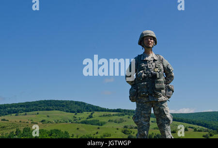 SPC. Gizela Lupescu der North Carolina National Guard verbüßt derzeit aus ihrem Heimatland Rumänien während des Trainings Getica Saber im Joint National Training Center in Cincu Rumänien 9. Juli 2017. Getica Saber 17 ist eine US-geführte Feuer Unterstützung Koordinationsübung und kombinierte Waffen Leben Feuer-Übung, die sechs alliierte integriert und partner-Nationen mit mehr als 4.000 Soldaten. Getica Saber 17 läuft gleichzeitig mit Saber Guardian 17, eine US-Army in Europa führte, multinationale Übung, die über Bulgarien, Rumänien und Ungarn mit mehr als 25.000 Service-Mitglieder aus 22 Verbündete erstreckt sich über eine Stockfoto