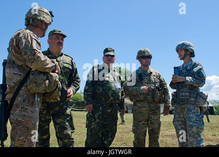SPC. Gizela Lupescu der North Carolina National Guard verbüßt derzeit aus ihrem Heimatland Rumänien während des Trainings Getica Saber im Joint National Training Center in Cincu Rumänien 9. Juli 2017. Getica Saber 17 ist eine US-geführte Feuer Unterstützung Koordinationsübung und kombinierte Waffen Leben Feuer-Übung, die sechs alliierte integriert und partner-Nationen mit mehr als 4.000 Soldaten. Getica Saber 17 läuft gleichzeitig mit Saber Guardian 17, eine US-Army in Europa führte, multinationale Übung, die über Bulgarien, Rumänien und Ungarn mit mehr als 25.000 Service-Mitglieder aus 22 Verbündete erstreckt sich über eine Stockfoto