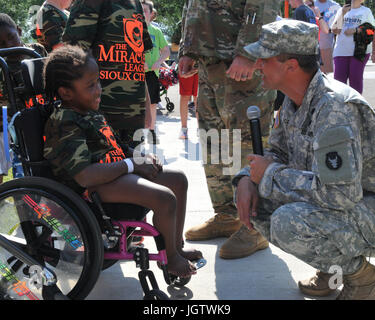 Mitglieder der Sioux City Miracle League wurden am 9. Juli 2017 während einer Einberufungsfeier im Riverside Park, Iowa, als Ehrenmitglieder der Iowa Army National Guard vereidigt. Stockfoto