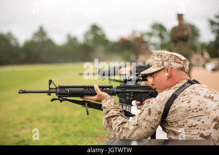 Rekruten der Mike Company, 3rd Recruit Training Battalion, führen ein Kampftraining auf Parris Island, South Carolina, durch und qualifizieren sich bei 200, 300 und 500 Yards als Teil des Marine Corps Recruit Training. Stockfoto