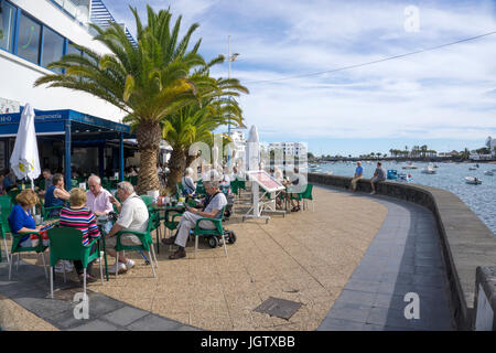 Street Coffee Shops in Charco San Gines, Lagune bei Arrecife, Lanzarote, Kanarische Inseln, Europa Stockfoto