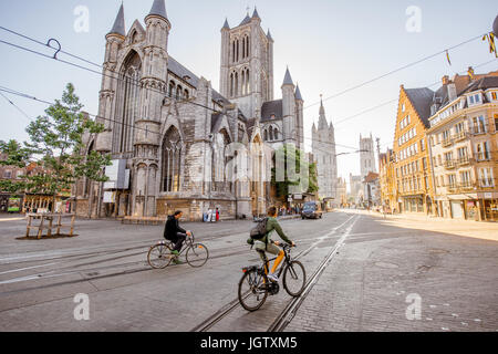 GENT, Belgien - 2. Juni 2017: Stadtansicht Blick auf St. Nikolauskirche mit Menschen Reiten ein Fahrrad im Laufe des Vormittags in der Altstadt von Gent, Belgien Stockfoto