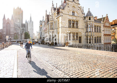 GENT, Belgien - 2. Juni 2017: Schöne Aussicht auf die Altstadt mit Menschen zu Fuß auf der St. Nikolaus-Brücke während des Sonnenaufgangs in Stadt Gent, Belgien Stockfoto