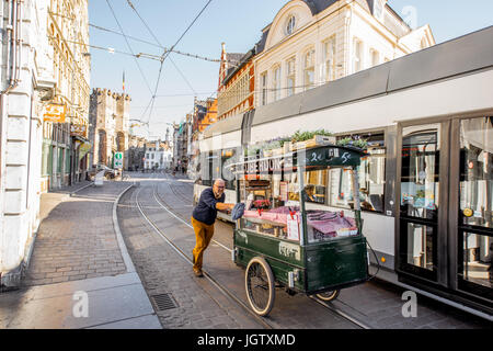 GENT, Belgien - 2. Juni 2017: Mann fahren einen LKW mit belgischen Bonbons namens Cuberdons auf der Straße in der Stadt Gent, Belgien Stockfoto