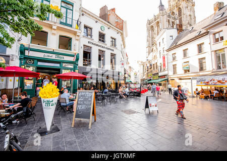 ANTWERPEN, Belgien - 2. Juni 2017: Streetview mit überfüllten Cafés und Fast food in der Mitte der Altstadt der Stadt Antwerpen in Belgien Stockfoto