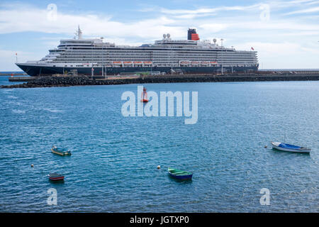 Kreuzfahrtschiff Queen Elisabeth am Pier von Puerto de Naos, Stadt, Hafen von Arrecife, Lanzarote, Kanarische Inseln, Europa Stockfoto