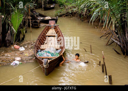 Bilu Insel, Mawlemyine, Myanmar. Boot und Schwimmer. Stockfoto