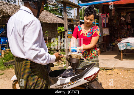 Bilu Insel, Mawlemyine, Myanmar. Tankstopp. Stockfoto