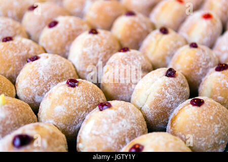 Gelee-Donuts auf dem Display in einer Bäckerei. Stockfoto