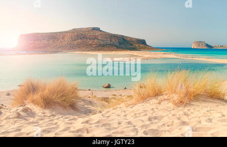 schöne Kreuz bearbeitetes Bild von Balos Bay bei Sonnenuntergang mit Trockenrasen und weichen Sand im Vordergrund, Chania, Kreta, Griechenland Stockfoto