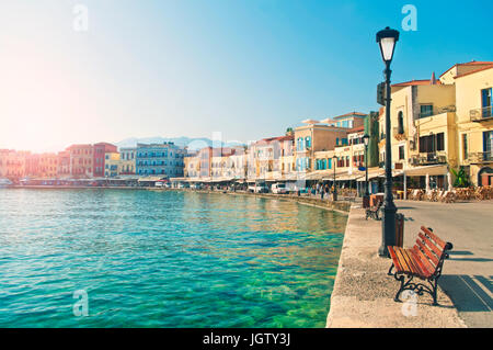 Blick auf die Uferpromenade mit Bars, Hotels und Restaurants in zentralen Altstadt von Chania an sonnigen Sommertag, Kreta, Griechenland Stockfoto