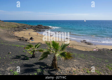 Kleiner stadtstrand von Puerto del Carmen, Lanzarote, Kanarische Inseln, Europa | kleine Stadt Strand von Puerto del Carmen, Lanzarote, Kanarische Inseln, Euro Stockfoto