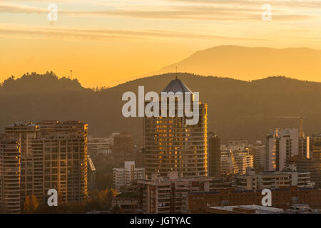 Skyline von Gebäuden in einer wohlhabenden Nachbarschaft im Stadtteil Las Condes, Santiago de Chile Stockfoto