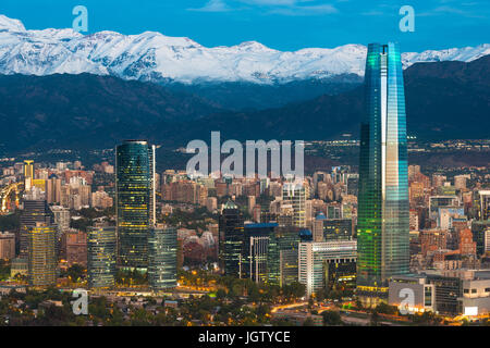 Skyline von Santiago de Chile auf die Füße von der Gebirgskette der Anden und Gebäuden im Stadtteil Providencia. Stockfoto