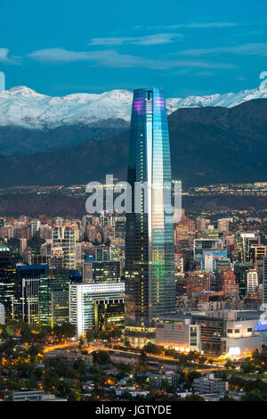 Region Metropolitana, Santiago, Chile - Anzeigen Gran Torre Santiago, das höchste Gebäude in Lateinamerika, ein 64-stöckiges Hochhaus Stockfoto