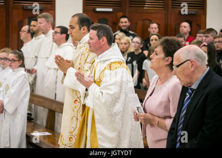 Ehemaliger Spieler von Manchester United Philip Mulryne (rechts) in seiner ersten Messe mit Diakon Alan Zahra bei Kirche St. Oliver Plunkett in West Belfast nach seiner Ordination. Stockfoto