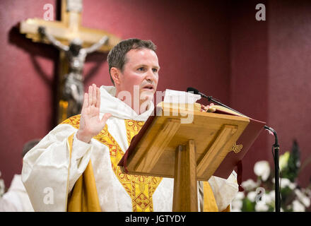 Ehemaliger Spieler von Manchester United Philip Mulryne in seiner ersten Messe in der St. Oliver Plunkett Kirche in West Belfast nach seiner Ordination. Stockfoto