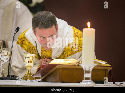 Ehemaliger Spieler von Manchester United Philip Mulryne in seiner ersten Messe in der St. Oliver Plunkett Kirche in West Belfast nach seiner Ordination. Stockfoto