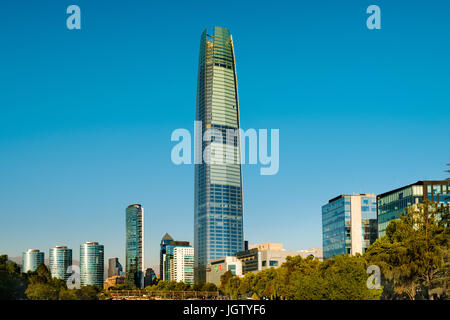 Region Metropolitana, Santiago, Chile - die Skyline des Financial District in Santiago, im Volksmund als Sanhattan, mit Costanera C Stockfoto