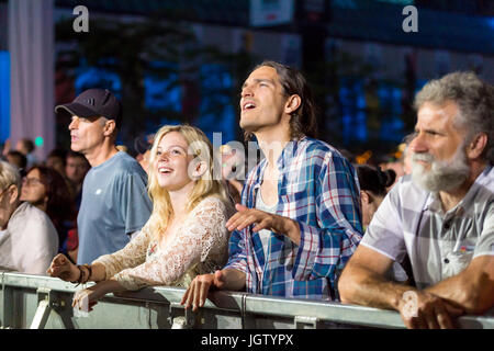 Montreal, 2. Juli 2017: Paar beim Live Performance in Montreal Jazz Festival Stockfoto