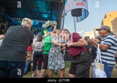 Montreal, Kanada - 4. Juli 2017 - ältere Leute tanzen während Kraftstoff Junkie Auftritt beim Montreal Jazz Festival Stockfoto